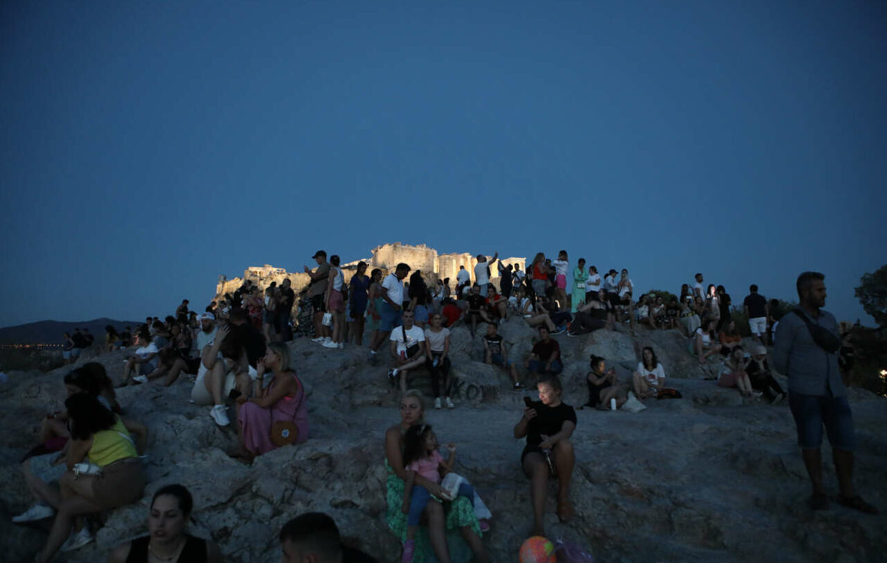 Πλήθος κόσμου μαζεύτηκε από νωρίς το βράδυ αναμένοντας την ανατολή της αυγουστιάτικης πανσελήνου