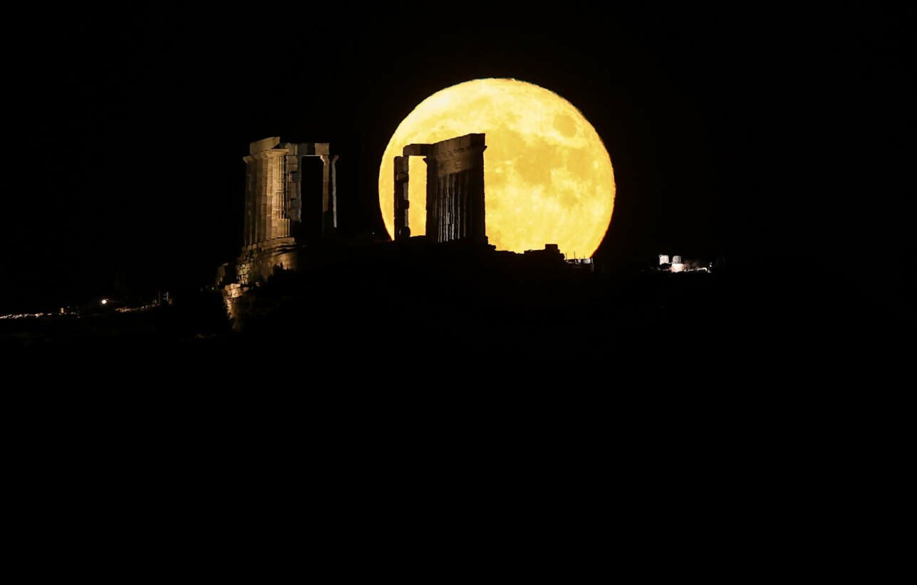O ναός του Ποσειδώνα στο Σούνιο φωτίζεται από την Πανσέληνο