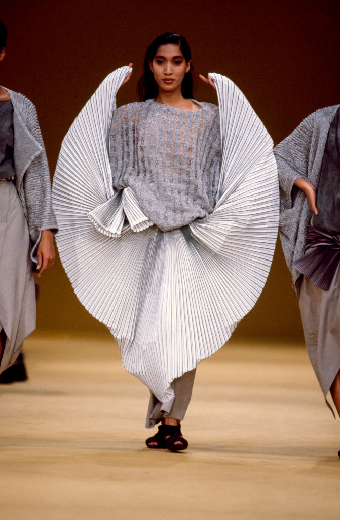 Από τις πρώτες δημιουργίες του Μιγιάκε με πιέτες, σε επίδειξη μόδας στο Παρίσι το 1985
