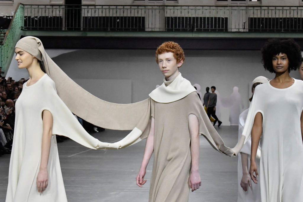 Πρωτότυπες δημιουργίες στην Εβδομάδα Μόδας του Παρισιού το 2020. Ο Μιγιάκε άφησε τη σφραγίδα του στη γαλλική πρωτεύουσα και έγινε διάσημος για τους πειραματισμούς του με νέες μεθόδους και υλικά