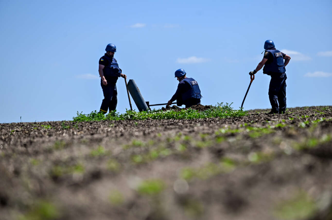 Ουκρανία: Ψάχνουν για νάρκες με κλαδιά και τούβλα
