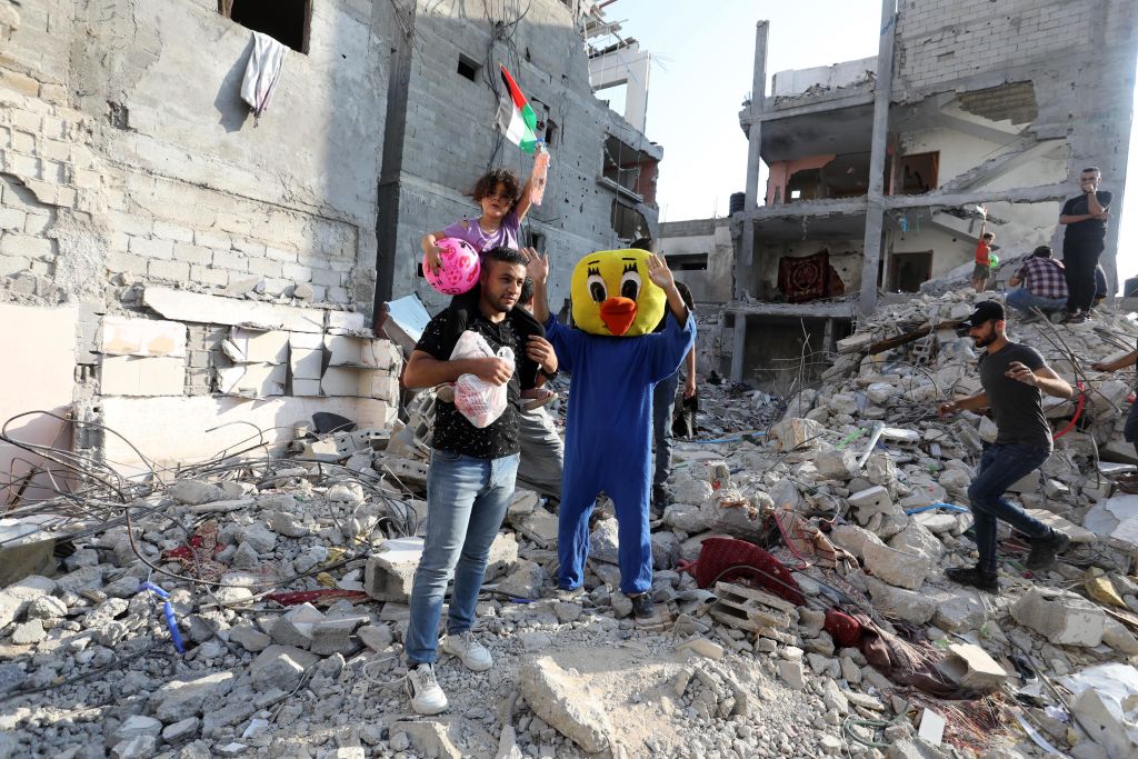 Κλόουν διασκεδάζουν Παλαιστίνιους ανάμεσα στα συντρίμμια στη Γάζα, μετά από την τελευταία σύγκρουση μεταξύ Παλαιστινίων και Ισραηλινών