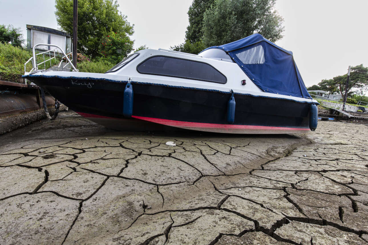 Τα σκάφη αναψυχής βρίσκονται στον ξεραμένο βυθό της μαρίνας Beusichem στην Ολλανδία 