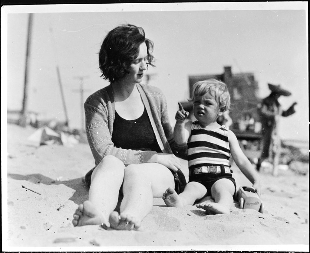 Μαζί με τη μητέρα της Γκλάντις Μπέικερ στην παραλία, το 1929. Τα παιδικά της χρόνια τα πέρασε με θετούς γονείς, 11 διαφορετικούς και ένα χρόνο σε ορφανοτροφείο στο Λος Αντζελες, καθώς η μητέρα της έπασχε από σχιζοφρένεια και έπρεπε να μπει σε ίδρυμα