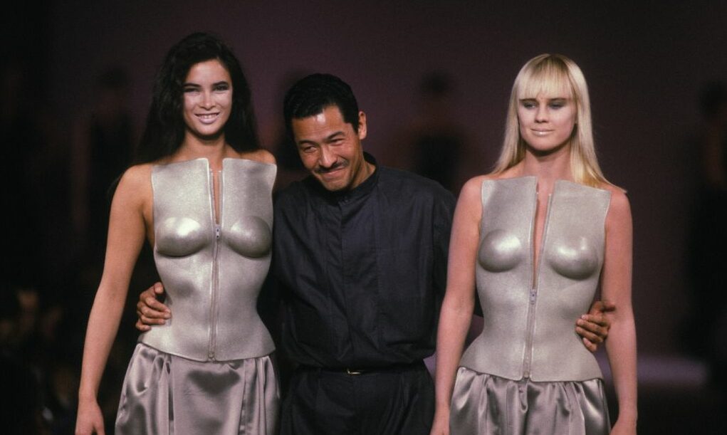 Παρίσι, 1985: ο Ισέι Μιγιάκε με δύο μοντέλα στην επίδειξη μόδας Pret a Porter Φθινόπωρο-Χειμώνας 
