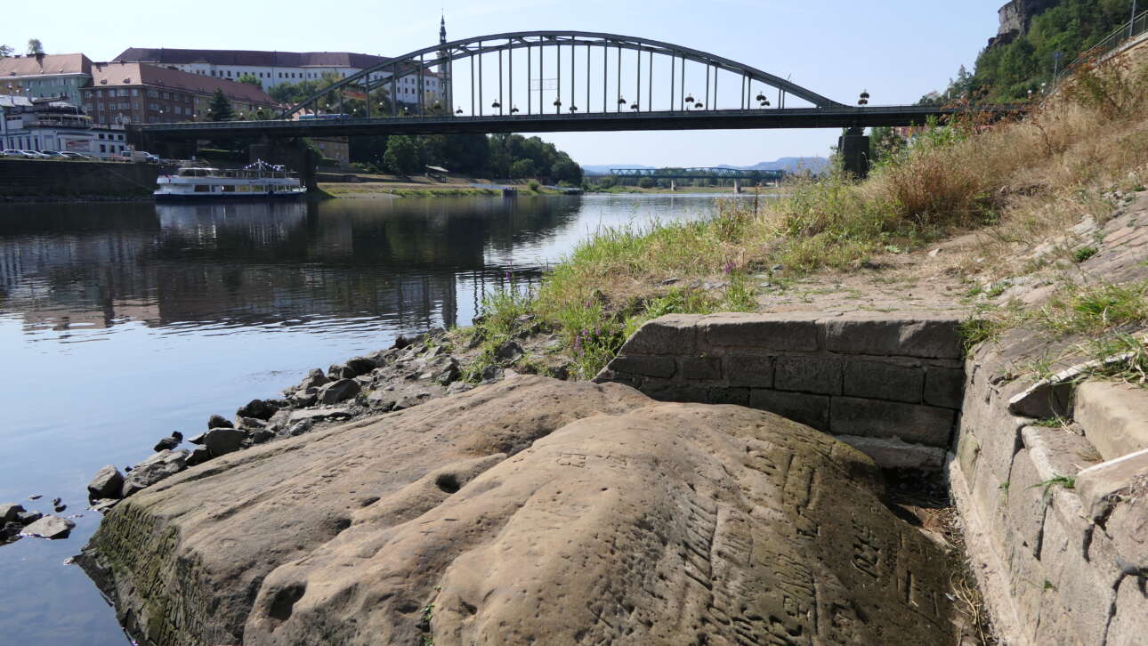 «Αν με δείτε, κλάψτε»: Η ξηρασία αποκάλυψε «πέτρα πείνας» του 1616 στον ποταμό Ελβα