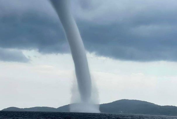 Εντυπωσιακός υδροστρόβιλος στη Χαλκιδική