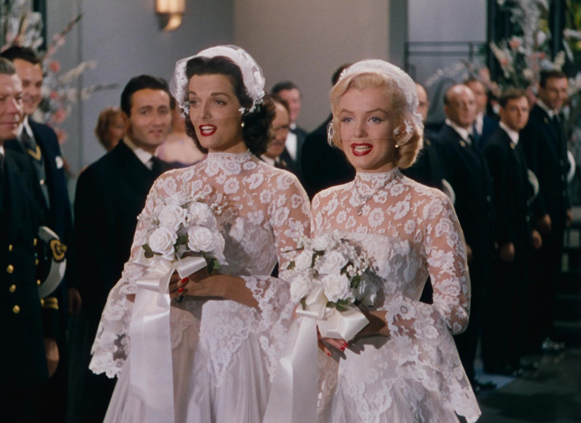Συγκριτικά με τις άλλες ηθοποιούς σταρ της εποχής της, η Μέριλιν ήταν η πιο κακοπληρωμένη. Η αμοιβή της Τζέιν Ράσελ, συμπρωταγωνίστριας της στην ταινία του 1953 «Οι άνδρες προτιμούν τις ξανθιές», ήταν δέκα φορές μεγαλύτερη από της Μονρόε