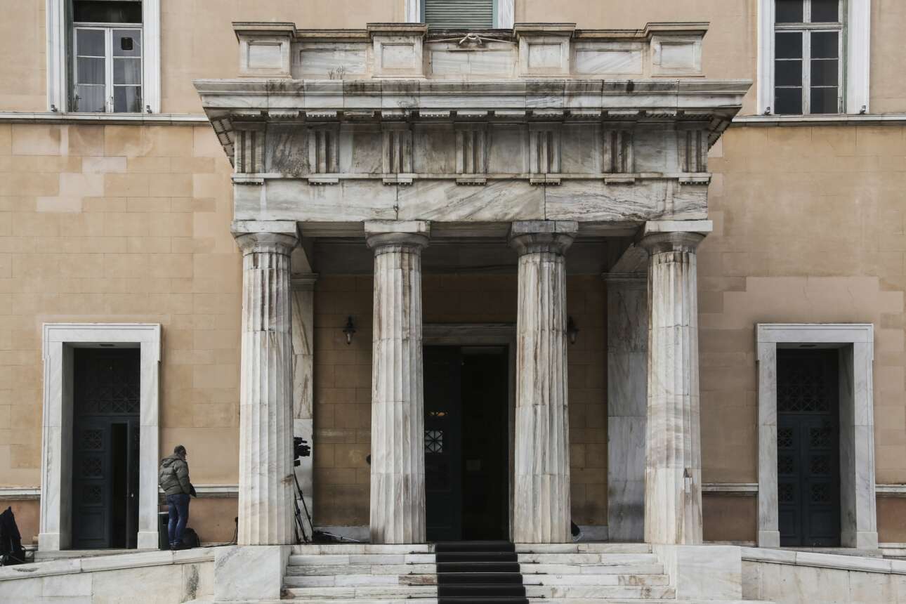 Παρακολουθήσεις: Πρόσκληση σε εννέα πρόσωπα από την Επιτροπή Θεσμών και Διαφάνειας