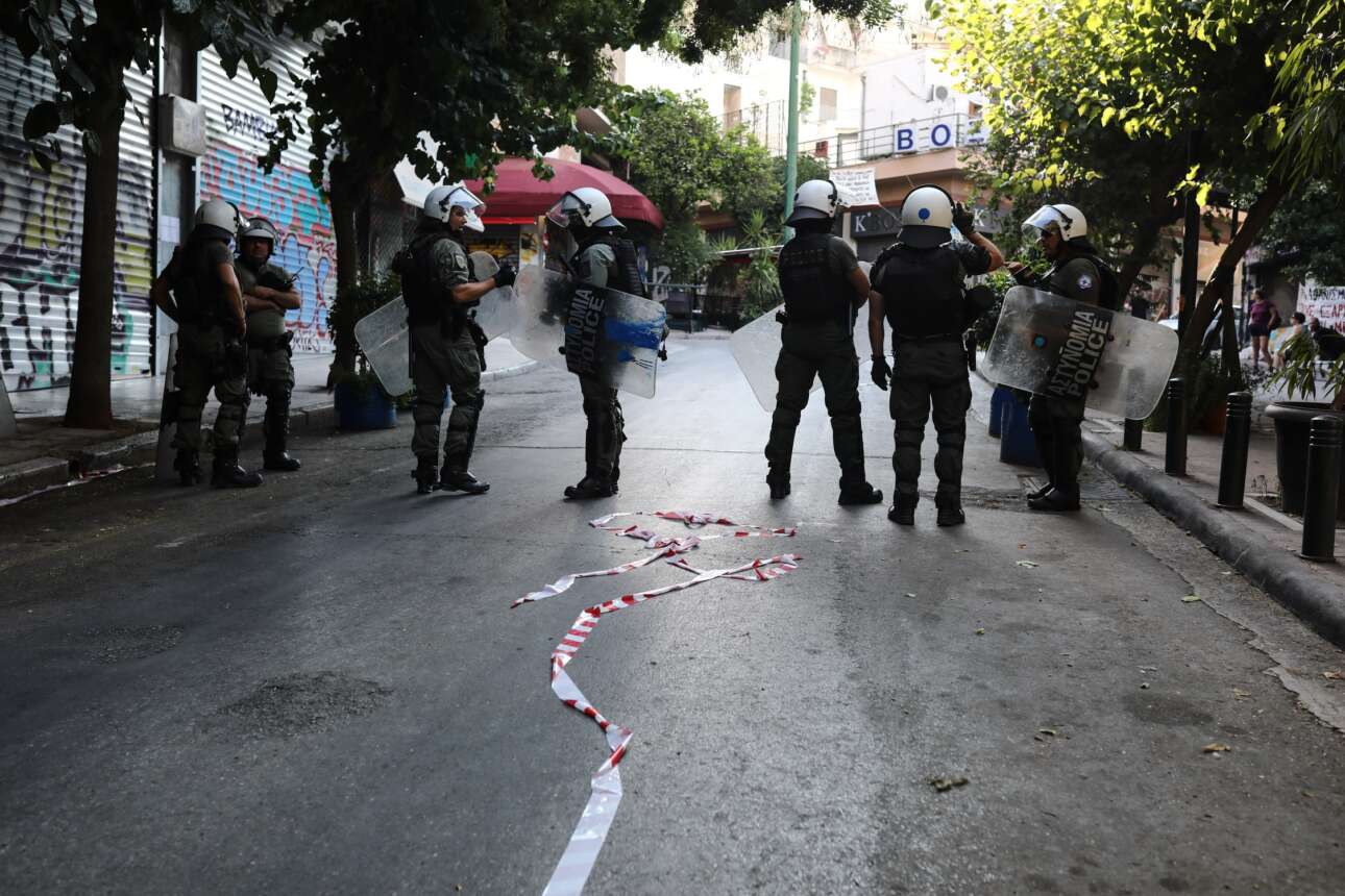 Νέο σκηνικό έντασης στα Εξάρχεια για το Μετρό – Δεκάδες προσαγωγές