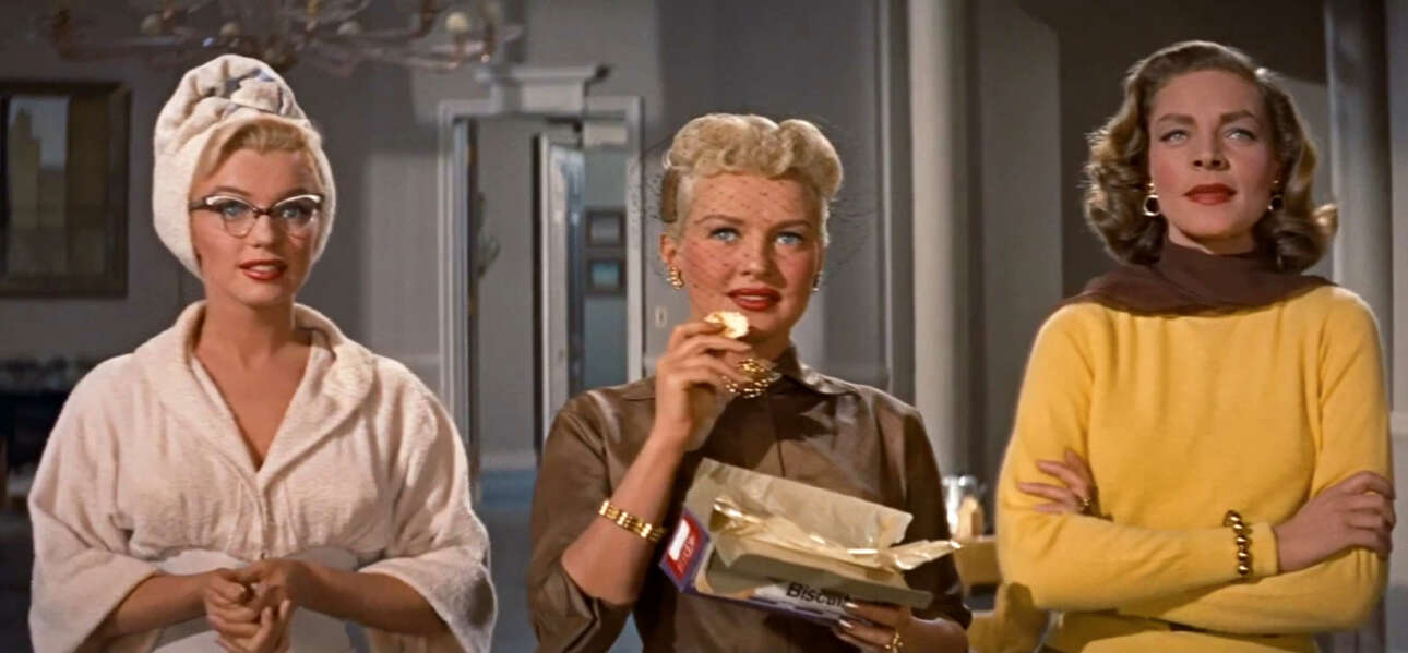 Ποζάροντας μαζί με τις δύο συμπρωταγωνίστριες της, Λόρεν Μπακόλ (δεξιά) και Μπέτι Γκρέιμπλ (κέντρο), για την ταινία «Πως να παντρευτείτε έναν εκατομμυριούχο» το 1953.  Η Μέριλιν Μονρό συνήθιζε να λευκαίνει την επιδερμίδα της με ορμονικές κρέμες και της άρεσε να κυκλοφορεί γυμνή μπροστά στις γυναίκες υπαλλήλους των κινηματογραφικών στούντιο