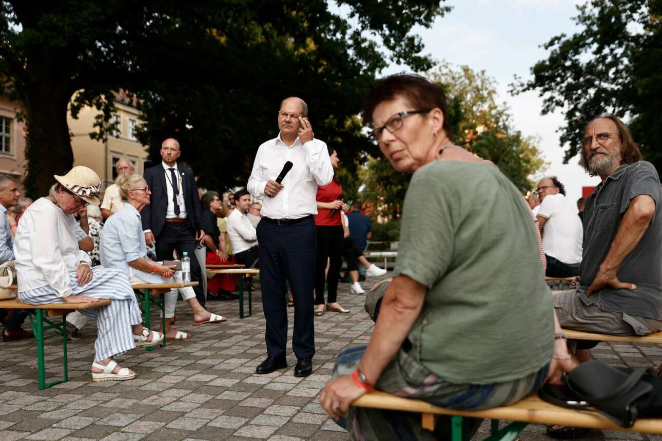 «Ψεύτη – προδότη»: Γιουχαΐσματα κατά Σολτς από διαδηλωτές στο Βρανδεμβούργο