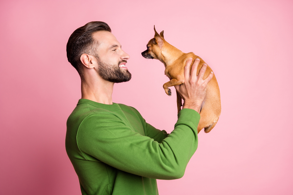 Πώς μετράει στις γυναίκες το μέγεθος του σκύλου που έχει ένας άντρας