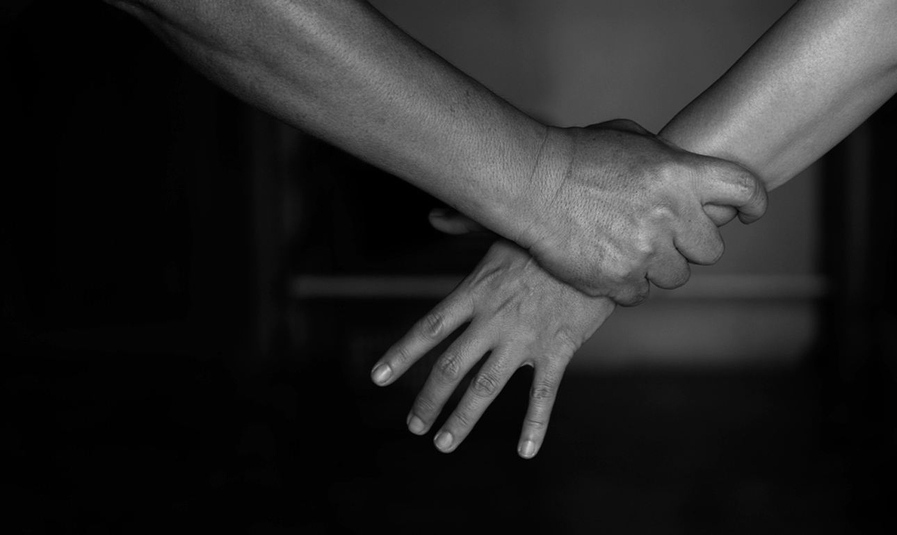 Ο «γνωστός τραγουδιστής», άνδρες κούφιοι…