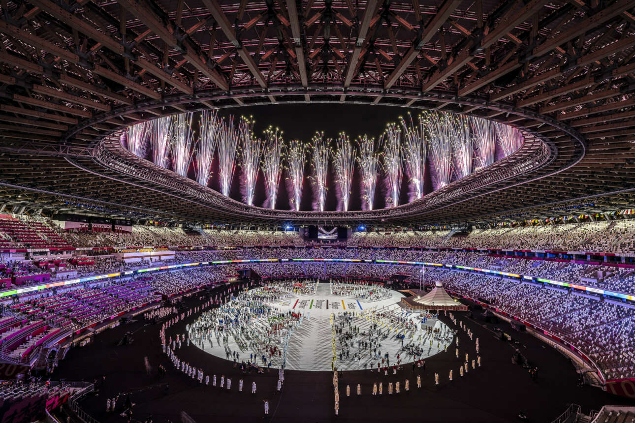 Χώροι και απόψεις: πυροτεχνήματα υψώνονται πάνω από το Ολυμπιακό Στάδιο του Τόκιο κατά την τελετή έναρξης των Ολυμπιακών Αγώνων 