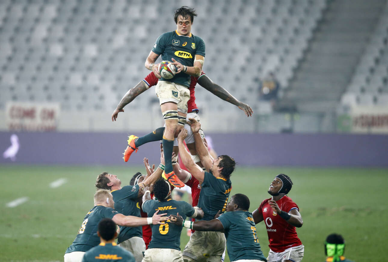 Ράγμπι: Ο Φράνκο Μοστέρτ της Νότιας Αφρικής κερδίζει ένα lineout εναντίον των Βρετανικών και Ιρλανδικών Λιονταριών στο ματς του Rugby Union στο στάδιο του Κέιπ Τάουν