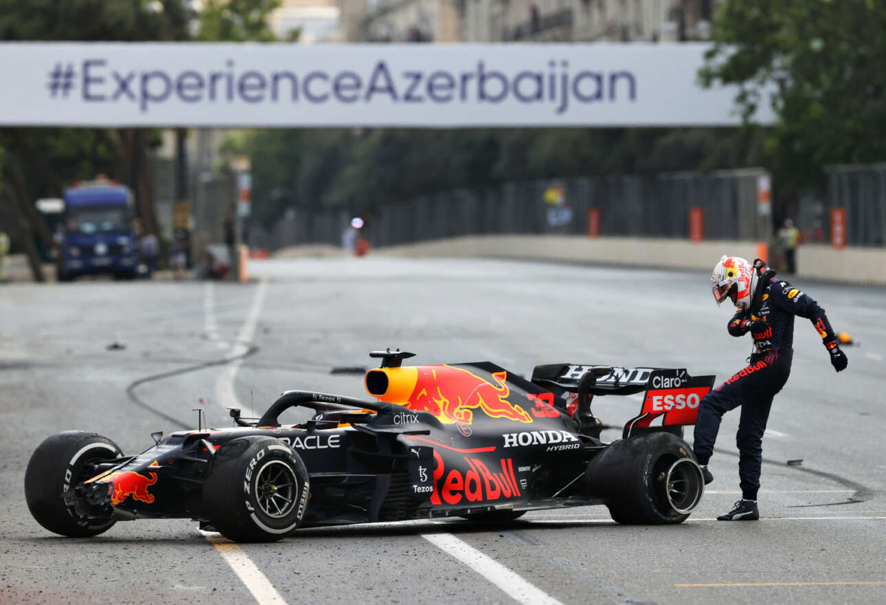 Formula 1: Ο Μαξ Βερστάπεν της Red Bull Racing κλωτσάει το διαλυμένο του λάστιχο κατά τη διάρκεια του Grand Prix της F1 στο Αζερμπαϊτζάν
