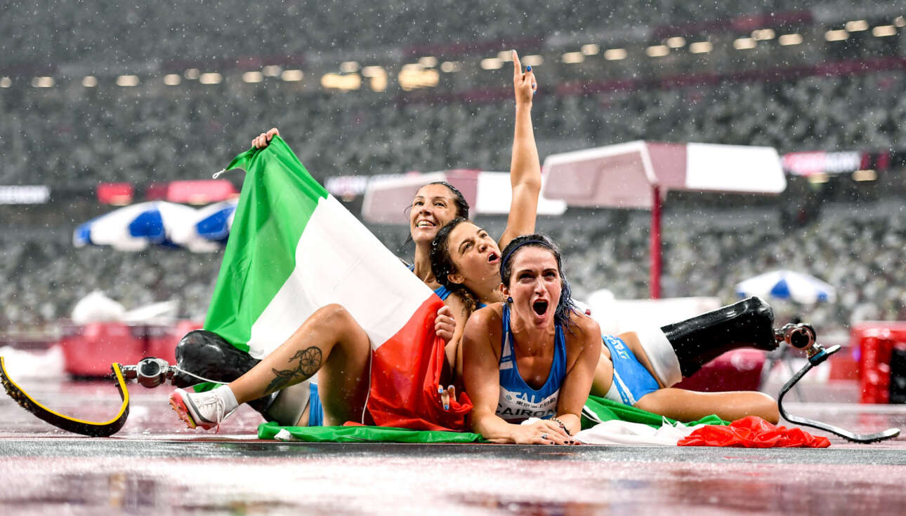 Αθλητισμός: Η Ιταλίδα Αμπρα Σαμπατίνι πανηγυρίζει την κατάκτηση του χρυσού και την κατάρριψη του παγκόσμιου ρεκόρ στα 100 μέτρα γυναικών, μαζί με τις συμπατριώτισσες της Μαρτίνα Καϊρόνι και Μόνικα Κοντραφάτο, οι οποίες τερμάτισαν στη δεύτερη και τρίτη θέση αντίστοιχα στους Παραολυμπιακούς Αγώνες του Τόκιο
