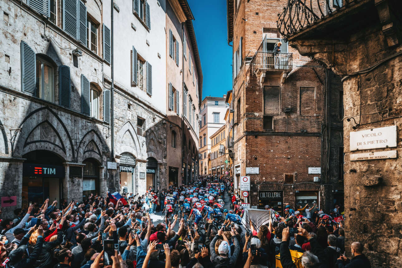Ποδηλασία: στα στενά σοκάκια της Σιένα στην Ιταλία, θεατές παρακολουθούν τους ποδηλάτες στον 12ο γύρο του Giro d'Italia 2021