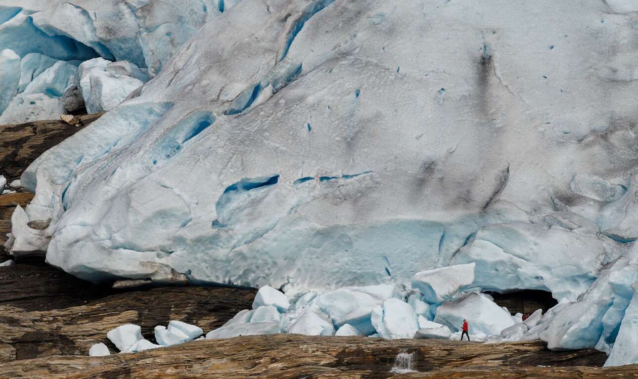 Μικροσκοπικός ο Νορβηγός (το κόκκινο στίγμα, δεξιά κάτω), θεόρατος ο παγετώνας – για την ακρίβεια μάλιστα, μία απόληξη του παγετώνα. Αν εμείς ξορκίζουμε με βαρκάδα, ψάρεμα, ιστιοπλοΐα, ναυτοσύνη κ.λπ. το δέος που νιώθουμε μεσοπέλαγα, αντιμέτωποι με το μπλε, το βαθύ και το αχανές, οι Σκανδιναβοί λιώνουν αθλητικές σόλες στα βουνά για να συμφιλιωθούν με το λευκό, το παγερό και το ογκώδες 