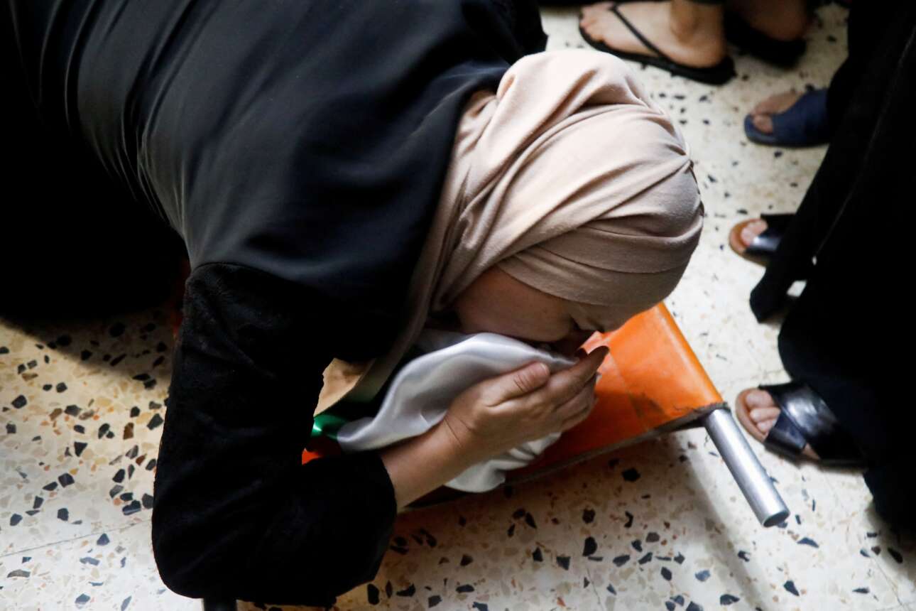 Η μητέρα του νεαρού Παλαιστινίου Μοχάμετ Σαμπάνα που τον σκότωσαν στρατιώτες του Ισραήλ κατά τη διάρκεια επιδρομής τους στην Τζενίν της Δυτικής Οχθης ασπάζεται τα πόδια του την ώρα της κηδείας του 