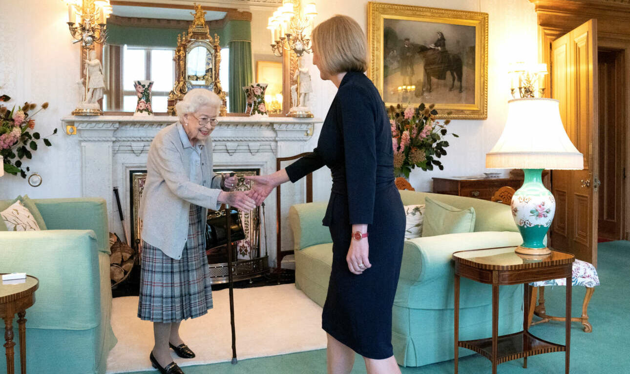 Η Ελισάβετ Β’ με τη Λιζ Τρας, την 15η πρωθυπουργό της βασιλείας της!