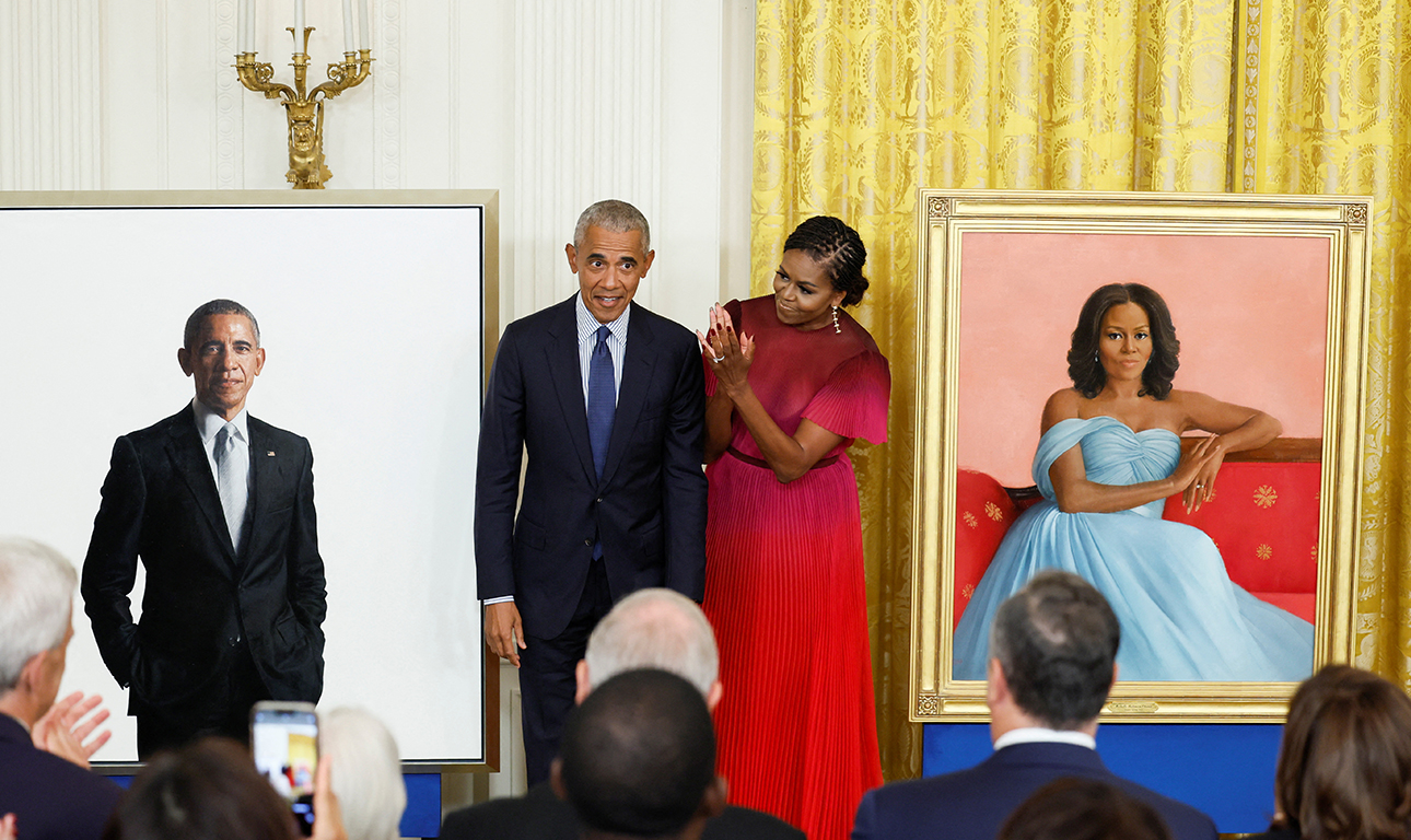 Οι Ομπάμα επέστρεψαν στον Λευκό Οίκο με τα πορτρέτα τους