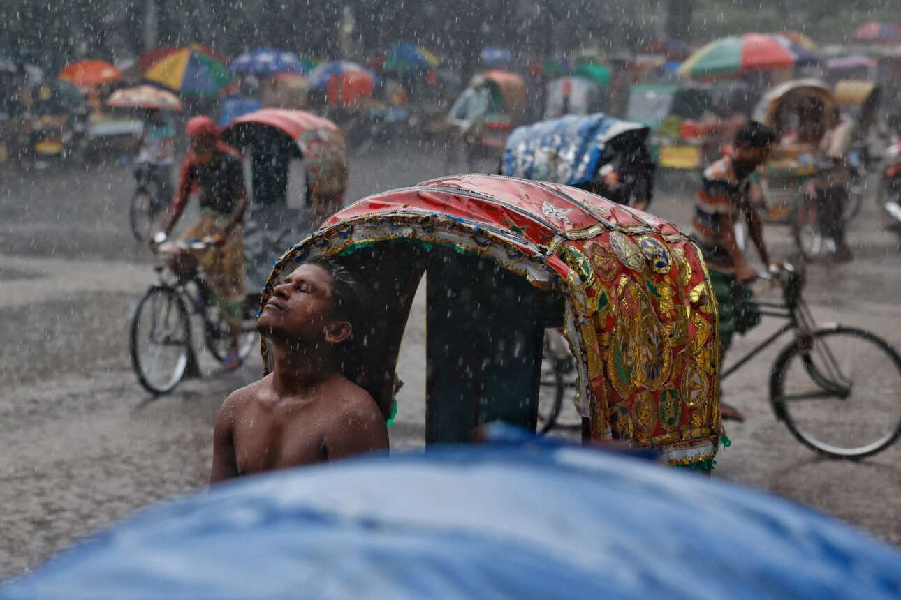 Η  νεροποντή δεν σταματάει το μεροκάματο εκεί όπου η ζωή είναι φτωχή, απαιτεί «πνευμόνια» και «κότσια», όμως έχει τιποτένια αξία: «Οδηγός ποδηλάτου-ταξί απολαμβάνει τη βροχή κατά τη διάρκεια των μουσώνων στην Ντάκα του Μπαγκλαντές» λέει το πρακτορείο στη λεζάντα του – μαύρη απόλαυση δηλαδή, αφού ο φακός αφήνει άπιαστες τις προσευχές και τις βλαστήμιες 