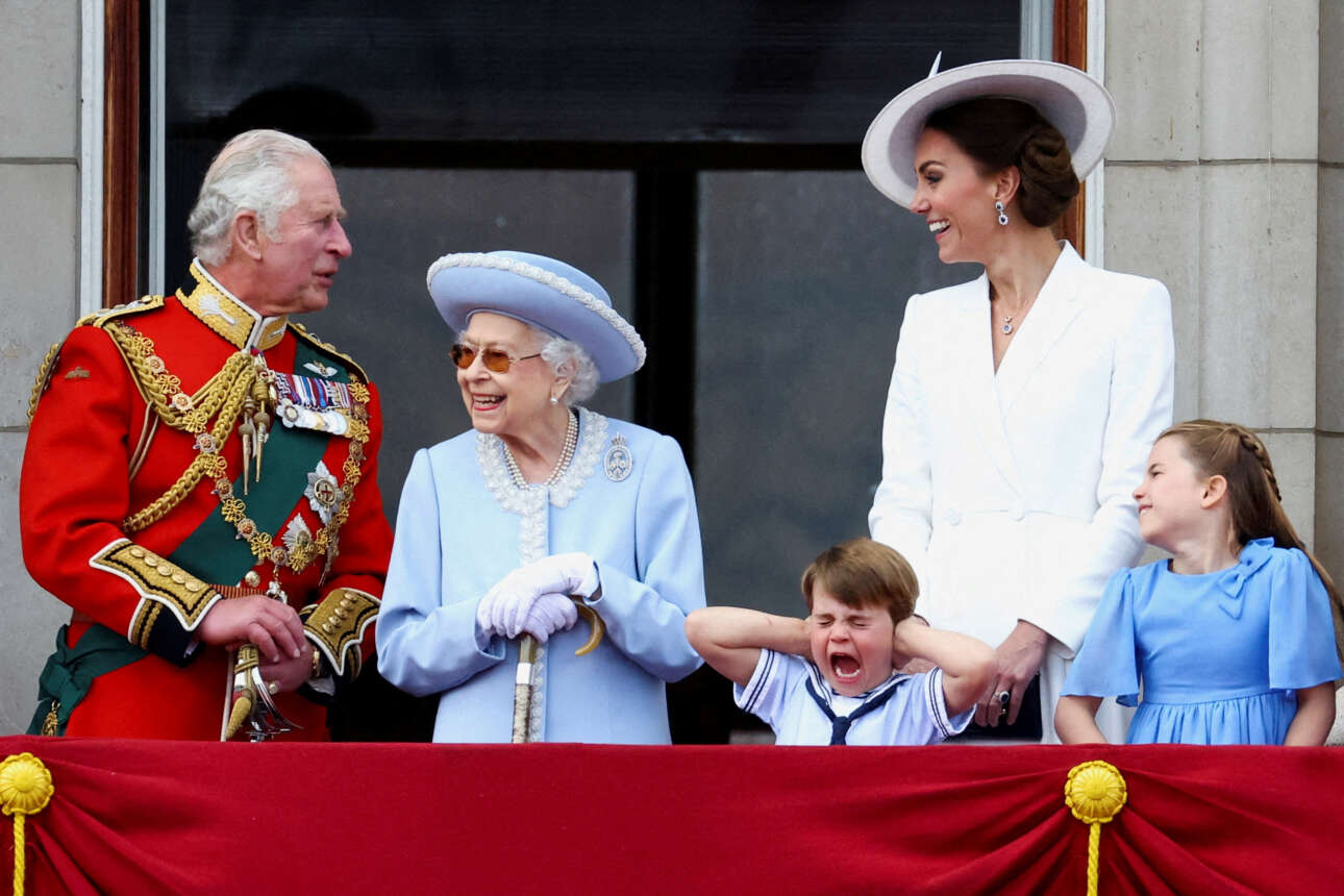 Στιγμιότυπο από τους εορτασμούς για το Πλατινένιο Ιωβηλαίο της βασίλισσας τον περασμένο Ιούνιο. Μία εικόνα που έγινε viral με τον μικρό πρίγκιπα Λουίς να κλέβει την παράσταση