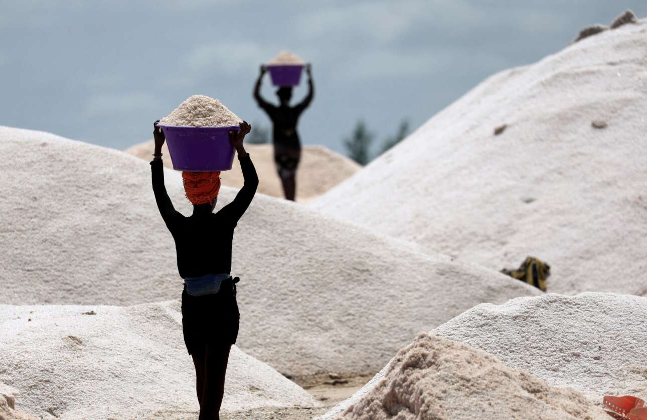 Εργάτριες κουβαλούν στα κεφάλια τους λεκάνες γεμάτες με χοντρά κομμάτια αλατιού βγαλμένα από το αλατωρυχείο μίας λίμνης κοντά στο Ντακάρ, στη Σενεγάλη – κάψιμο διπλό και τρίδιπλο, από τη ζέστη, την αλμύρα και την ασπρίλα 