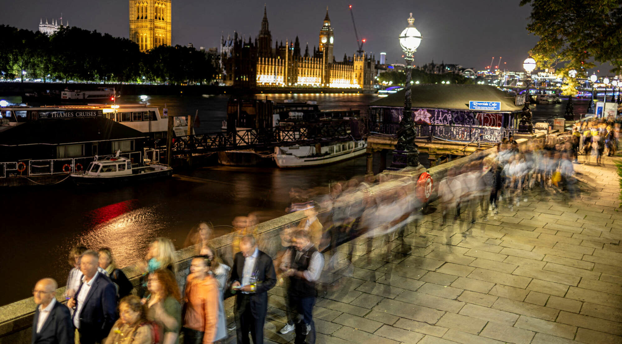 Μια νύχτα στην ουρά για τη βασίλισσα