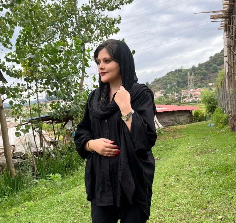 Ιρανές διαδηλώτριες πέταξαν τις μαντίλες τους μετά τη δολοφονία 22χρονης από την Αστυνομία