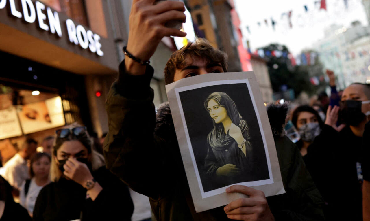 Εξέγερση: Οι Ιρανές καίνε τα χιτζάμπ και κόβουν τα μαλλιά τους