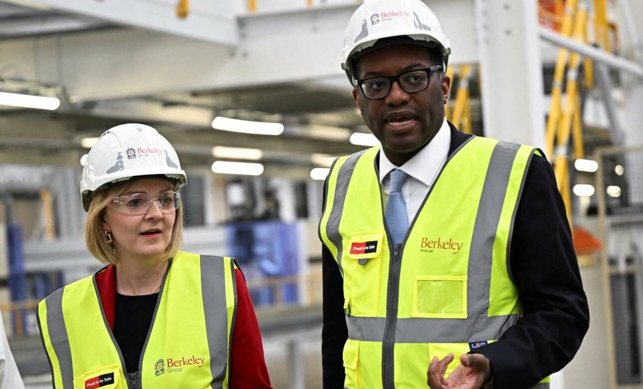 Βρετανία: Η στερλίνα πέφτει… στο κεφάλι της Τρας και των Τόρις