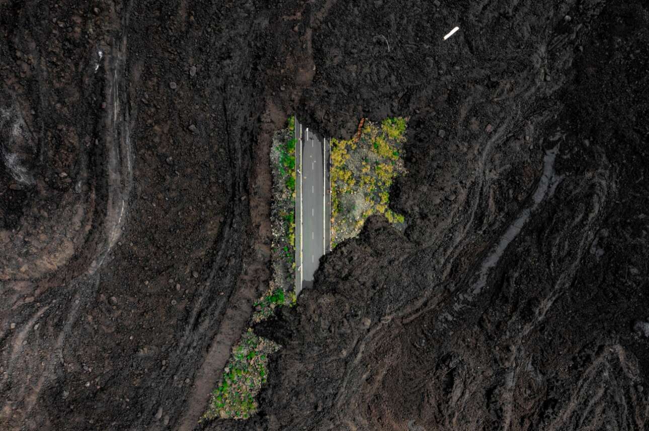 Βραβείο στην κατηγορία Φύση. Η εντυπωσιακή έκρηξη του ηφαιστείου Κούμπρε Βιέχα έπληξε το νησί Λα Πάλμα στα τέλη του 2021. Μετά από τρεις μήνες, η λάβα είχε καταστρέψει πάνω από 3.000 κτίρια, 90 χιλιόμετρα δρόμων και ατελείωτα εκτάρια φυτειών μπανάνας, αφήνοντας άστεγους περισσότερους από 2.000 ανθρώπους και αλλάζοντας εντελώς το τοπίο 