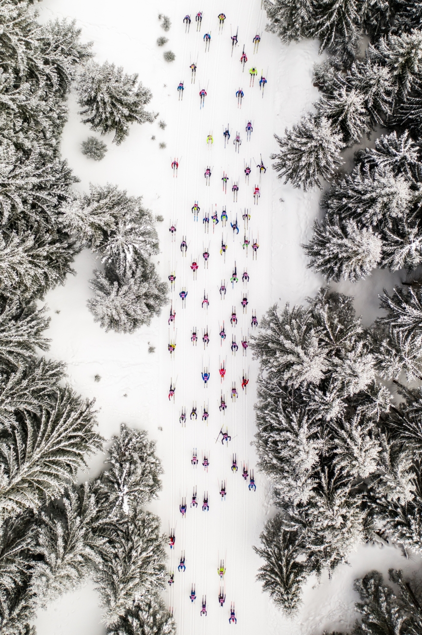 Βραβείο στην κατηγορία Σπορ. Αεροφωτογραφία των διαγωνιζόμενων στο ετήσιο τουρνουά σκι Bieg Piastów στην Πολωνία. Οι σκιέρ με τα πολύχρωμα ρούχα τους δημιουργούν εντυπωσιακή αντίθεση με την πίστα που πλαισιώνεται από χιονισμένα δέντρα