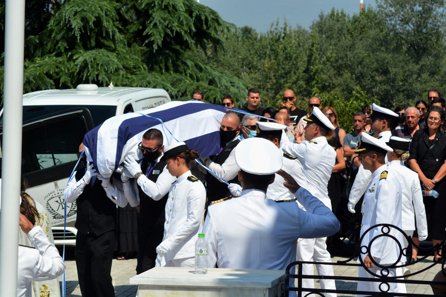 Κηδεύτηκε η 19χρονη ναυτική δόκιμος στη Λάρισα