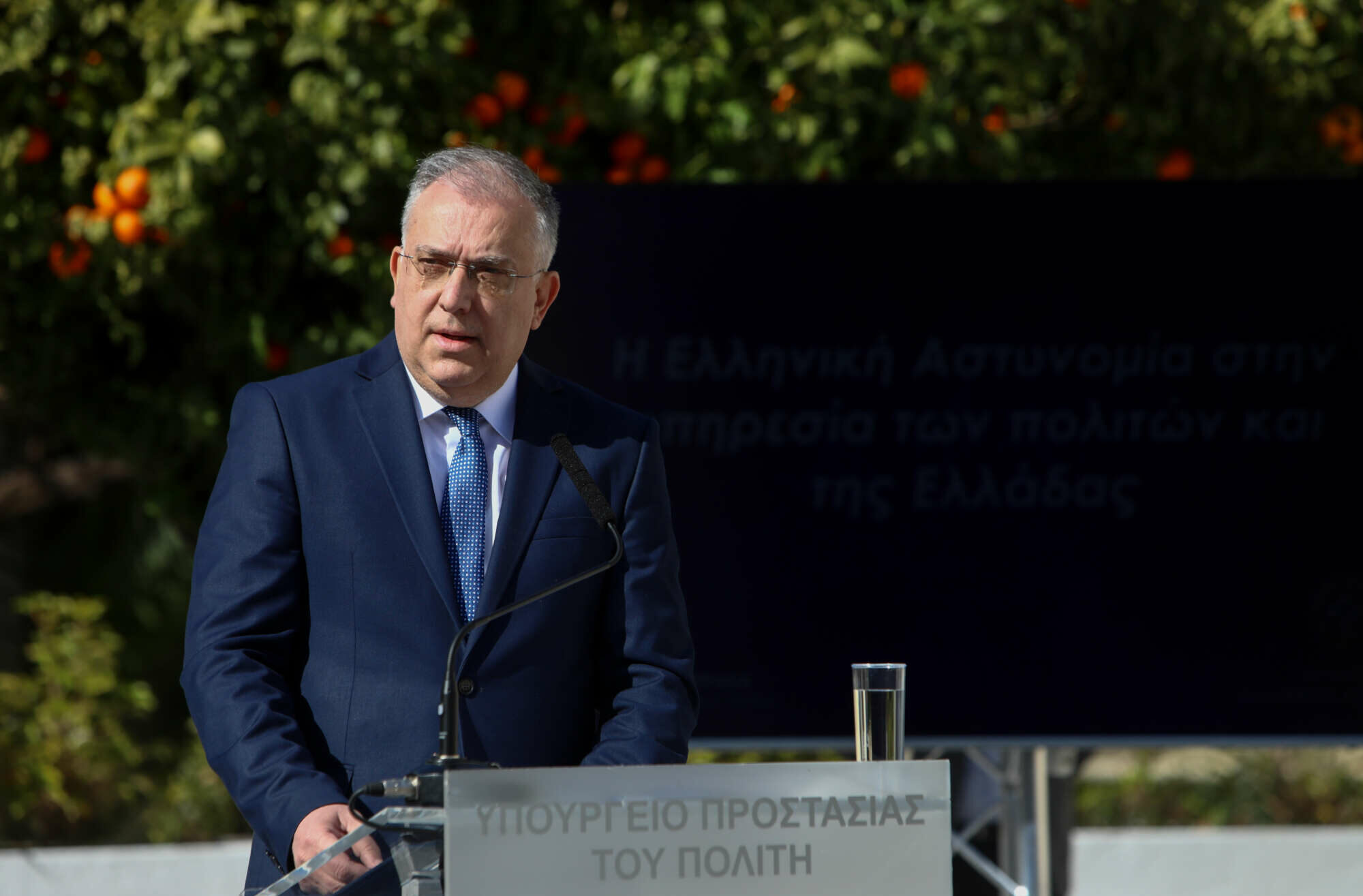 Επίθεση με πέτρες και μπογιές στο γραφείο του Τάκη Θεοδωρικάκου