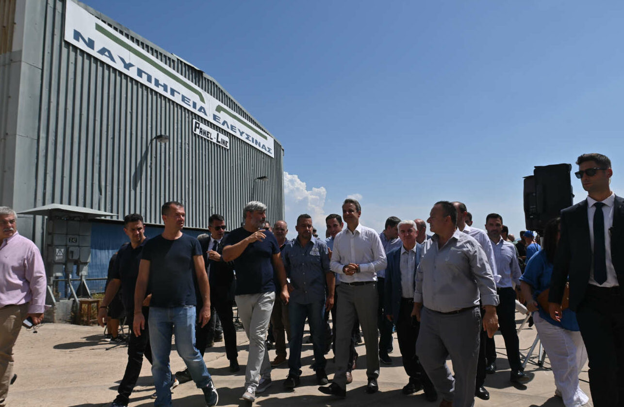 Στα Ναυπηγεία Ελευσίνας ο Πρωθυπουργός: Χαίρομαι να ακούω από τους Ναυάρχους «αυτό το πλοίο χτίστηκε στην Ελλάδα»