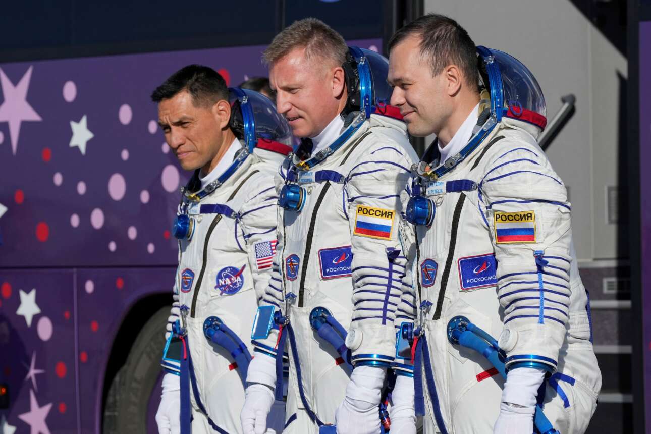 Παιδευτικό (κατά πάσα έννοια) καρέ από το κοσμοδρόμιο Μπαϊκονούρ: δύο ρώσοι κοσμοναύτες και ένας αμερικανός αστροναύτης ανελήφθησαν παρεΐτσα στους ουρανούς με το ρωσικό διαστημόπλοιο Soyuz MS-22: αντίο γεωπολιτική ένταση, καλημέρα συμβιωτική σχέση επιβίωσης στον Διαστημικό Σταθμό – «Τι ατίμητο δώρο είναι οι φίλοι μέσα στο μαύρο τίποτα!» σκέφτηκαν ταυτόχρονα ο Ντμίτρι Πετέλιν, ο Σεργκέι Προκόπιεφ και ο Φρανκ Ρούμπιο 