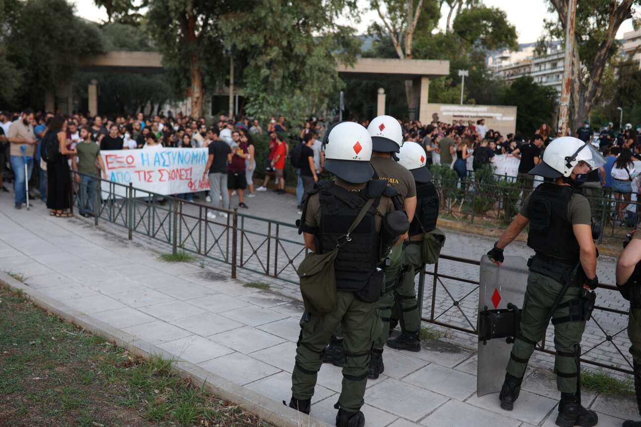 Ενταση μεταξύ φοιτητών και ΜΑΤ στην Πανεπιστημιούπολη