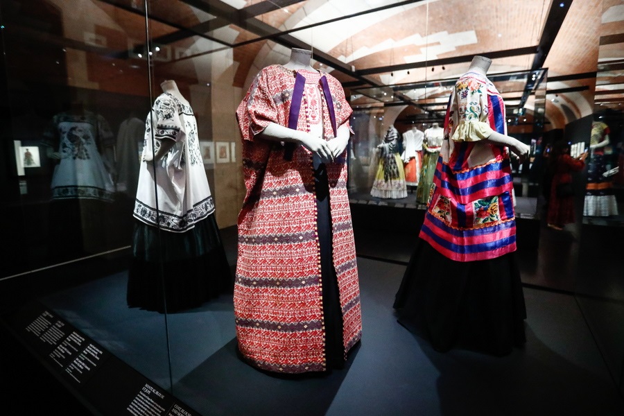 Ρούχα της μεξικάνας εικαστικού Φρίντα Κάλο, σαν αυτά που βλέπετε εδώ, παρουσιάζονται στο παρισινό μουσείο μόδας Palais Galliera – τα ενδύματα αυτά, όπως και άλλα 200 συναφή αντικείμενα, προέρχονται από το «Γαλάζιο Σπίτι» της Κάλο, τα έχει φορέσει ή χρησιμοποιήσει η ίδια η ζωγράφος, έτσι η έκθεση αποκτά και φετιχιστικό ενδιαφέρον για τους θαυμαστές της 