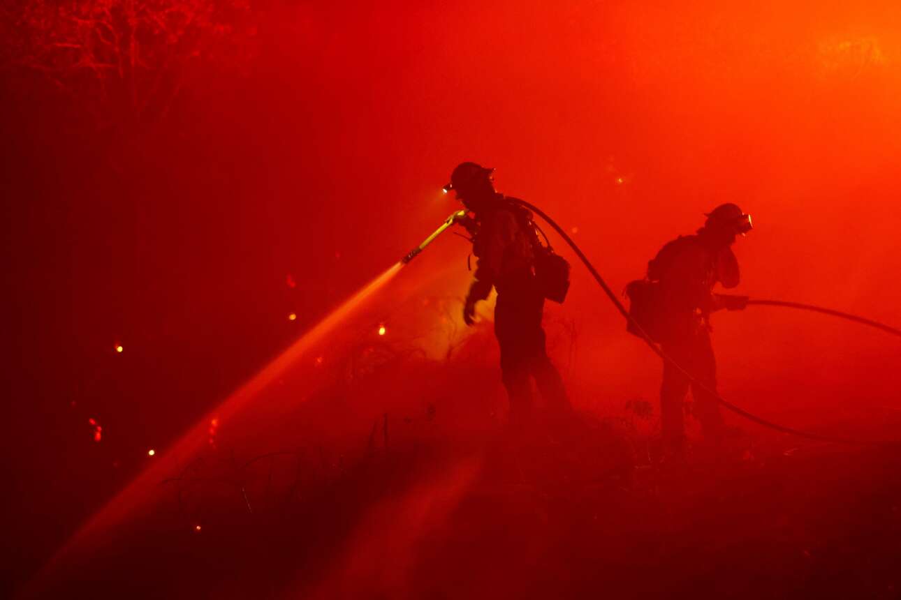 Αμερικανοί πυροσβέστες παλεύουν με τον δαίμονα της πυρκαγιάς, βαθιά μέσα στην Κόλαση του πυρωμένου δάσους – φωτογραφία από την Καλιφόρνια, που θυμίζει και σε εμάς, στην άλλη άκρη του κόσμου, όλ’ αυτά που θέλουμε να ξεχάσουμε αλλά δεν μπορούμε