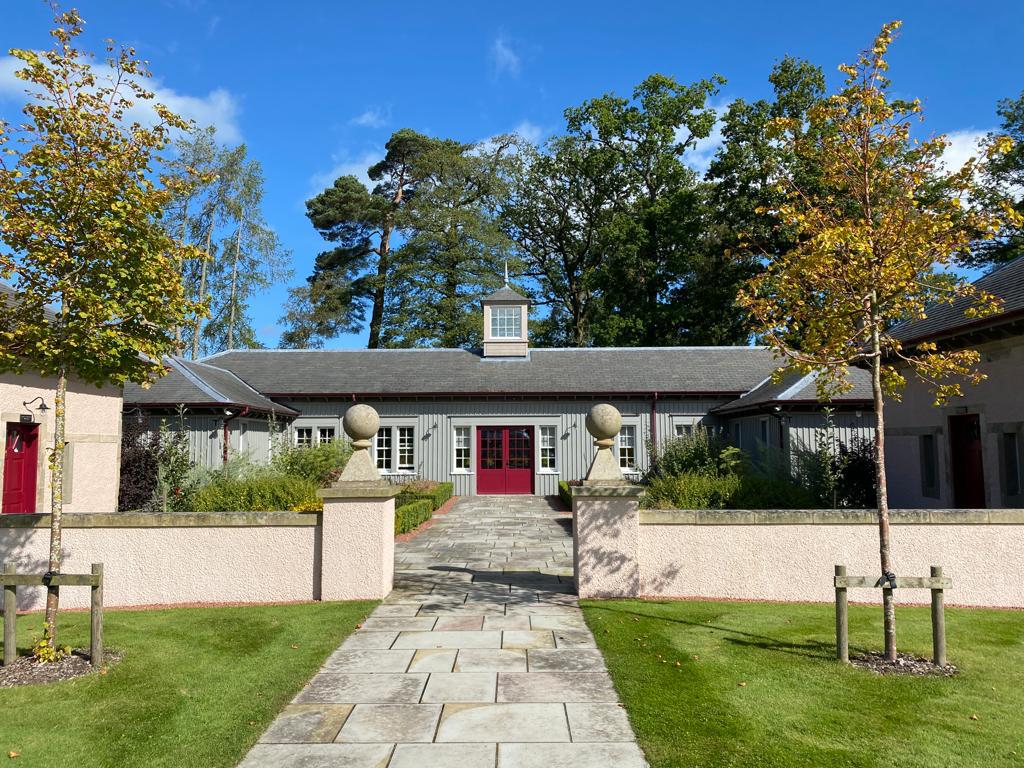 Η Λίνα Μενδώνη στο Dumfries House Estate του πρίγκιπα Καρόλου στη Γλασκώβη