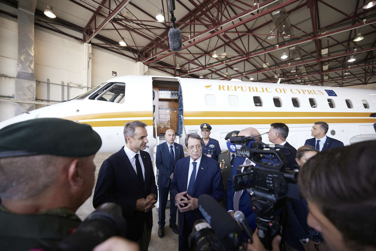 Μητσοτάκης και Αναστασιάδης στην τελετή παράδοσης του κυβερνητικού Εmbraer στην Κυπριακή Δημοκρατία
