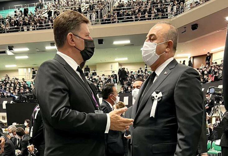 Τετ α τετ Βαρβιτσιώτη – Τσαβούσογλου στην κηδεία του Σίνζο Αμπε