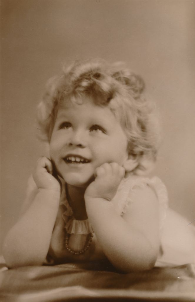 Η μόλις τριών ετών πριγκίπισσα Ελισάβετ ποζάρει χαμογελαστή. Οι κοντινοί της συγγενείς την φώναζαν Λίλιμπετ