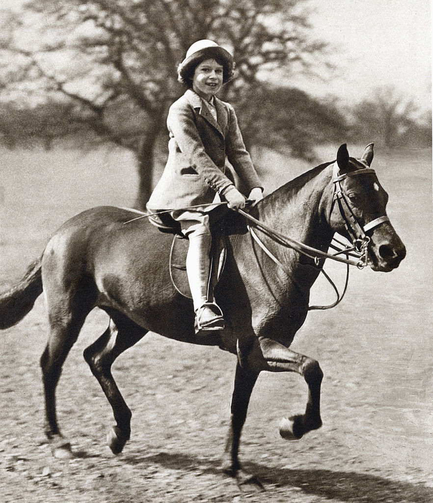Kαβάλα στο πόνι της στο πάρκο του Γουίντσορ, τη δεκαετία του 1930. Λάτρευε τα άλογα και συνέχισε να ιππεύει μέχρι 90 ετών