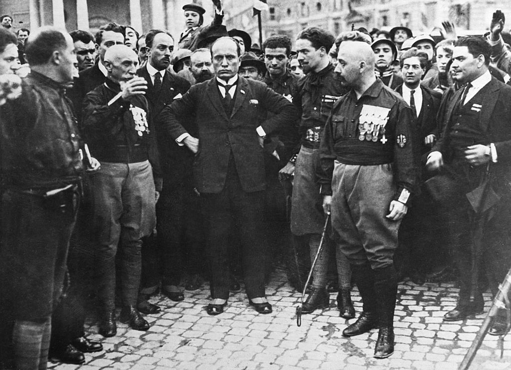 28 Οκτωβρίου 1922: ο δικτάτορας Μπενίτο Μουσολίνι (κέντρο, χέρια στους γοφούς) στέκεται με μέλη του Φασιστικού Κόμματος στη Ρώμη, έχοντας αρπάξει τον έλεγχο της ιταλικής κυβέρνησης με ένα αναίμακτο πραξικόπημα 