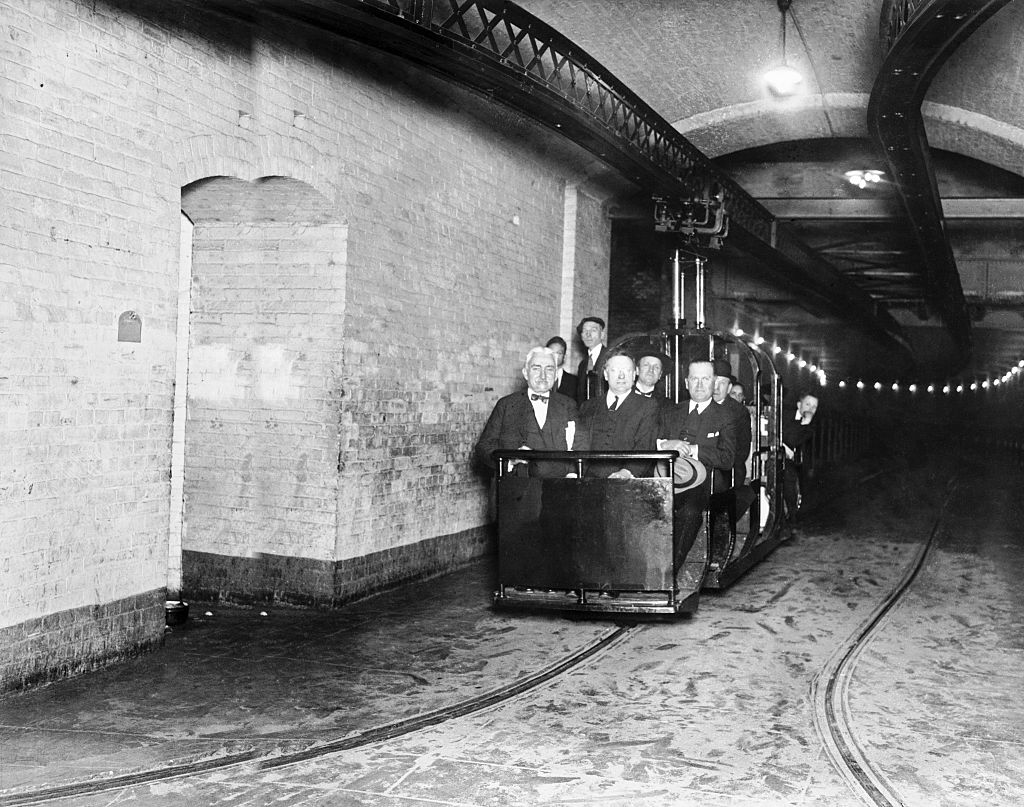 Aμερικανοί γερουσιαστές επιβαίνουν πάνω στο παλιό μονοσιδηρόδρομο που λειτουργούσε κάτω από τα γραφεία του κτιρίου της Γερουσίας